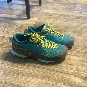 La Sportiva Approach shoe size women’s 7 —- made for climbing and trail running